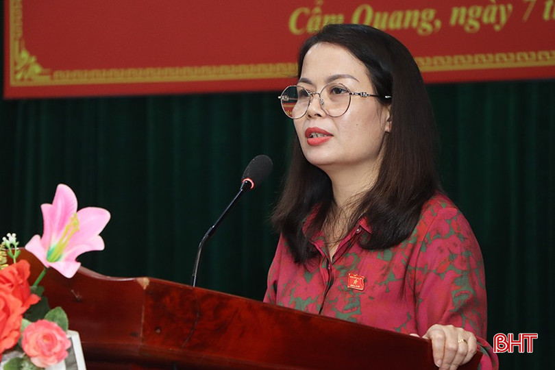 Tổ trưởng Tổ đại biểu HĐND tỉnh bầu tại huyện Cẩm Xuyên Hà Thị Việt Ánh tiếp thu, giải trình các vấn đề cử tri quan tâm.