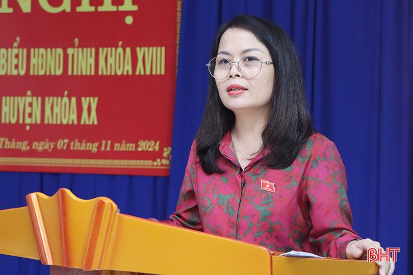 Tổ trưởng Tổ đại biểu HĐND tỉnh bầu tại huyện Cẩm Xuyên Hà Thị Việt Ánh tiếp thu, giải trình các vấn đề cử tri quan tâm.