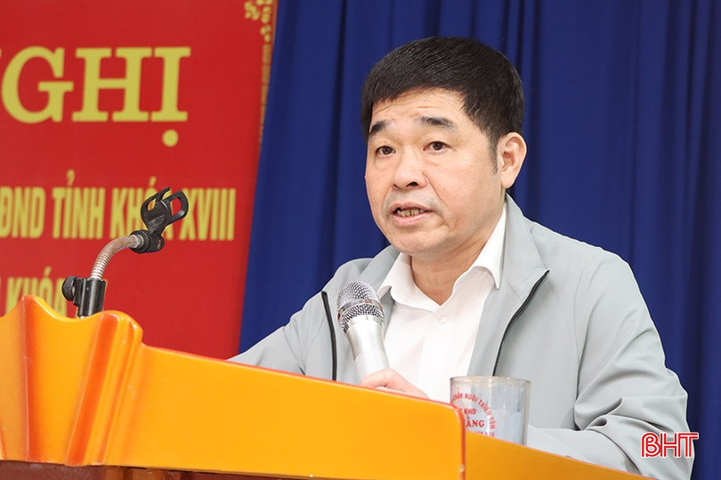 Giám đốc Bệnh viện Đa khoa tỉnh Hà Tĩnh Hoàng Quang Trung báo cáo các nội dung liên quan tại hội nghị tiếp xúc cử tri.