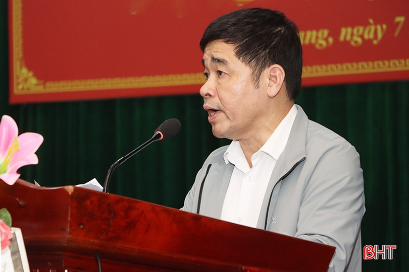 Giám đốc Bệnh viện Đa khoa tỉnh Hà Tĩnh Hoàng Quang Trung báo cáo các nội dung liên quan tại hội nghị tiếp xúc cử tri.