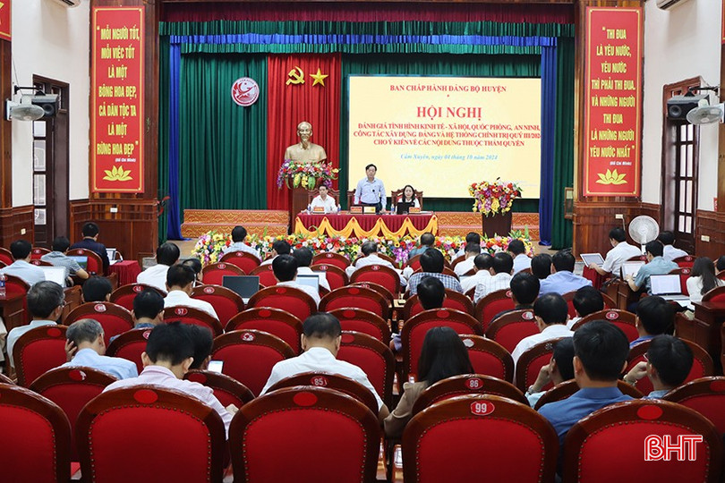Thường trực Huyện ủy Cẩm Xuyên chủ trì, điều hành hội nghị.