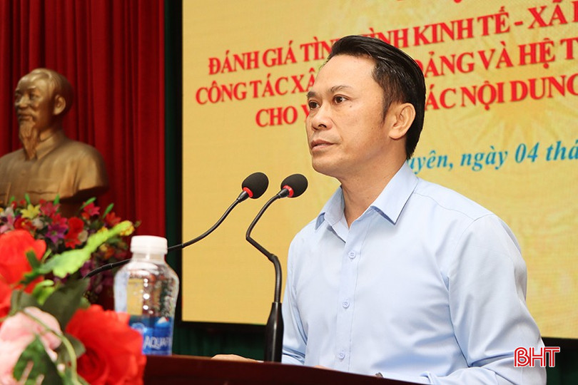 Trưởng ban Tuyên giáo Huyện ủy Cẩm Xuyên Biện Văn Thuyết thông báo nhanh kết quả Hội nghị lần thứ mười Ban Chấp hành Trung ương Đảng khóa XIII.