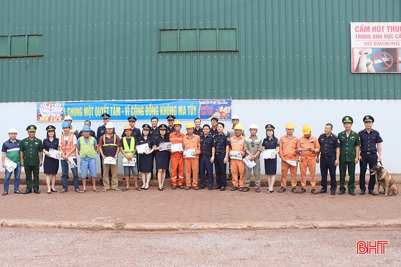 Đội Kiểm soát hải quan, Chi cục Hải quan khu vực XI tuyên truyền phòng, chống ma túy tại cảng Vũng Áng.