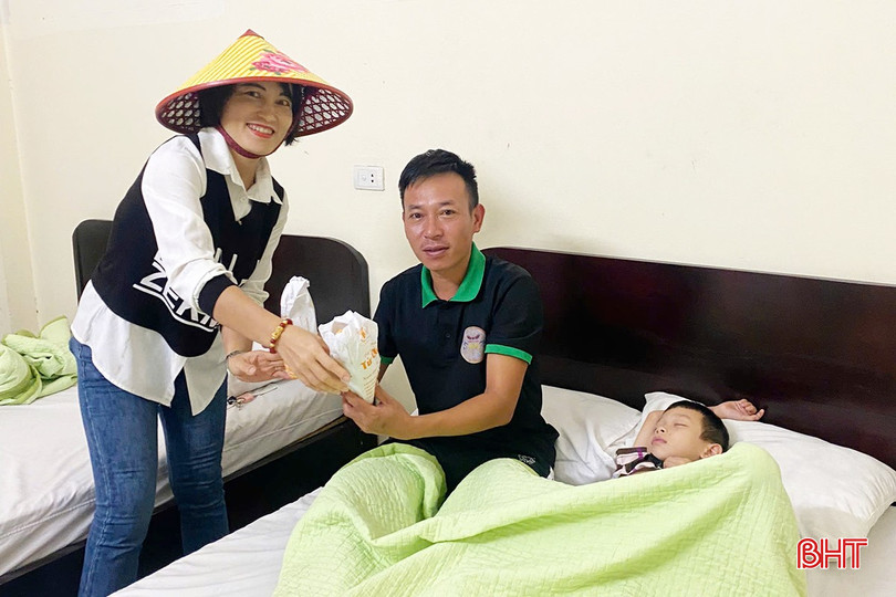 Để hỗ trợ người dân, Ban lãnh đạo Nhà nghỉ dưỡng Thiên Cầm đã bố trí phòng nghỉ và phục vụ các suất ăn miễn phí các hộ dân ở xã Thiên Cầm sơ tán.