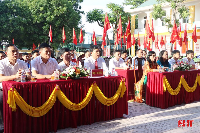 Trưởng ban Dân vận Tỉnh ủy Trương Thanh Huyền cùng dự lễ khai giảng tại Trường THPT Cẩm Xuyên.