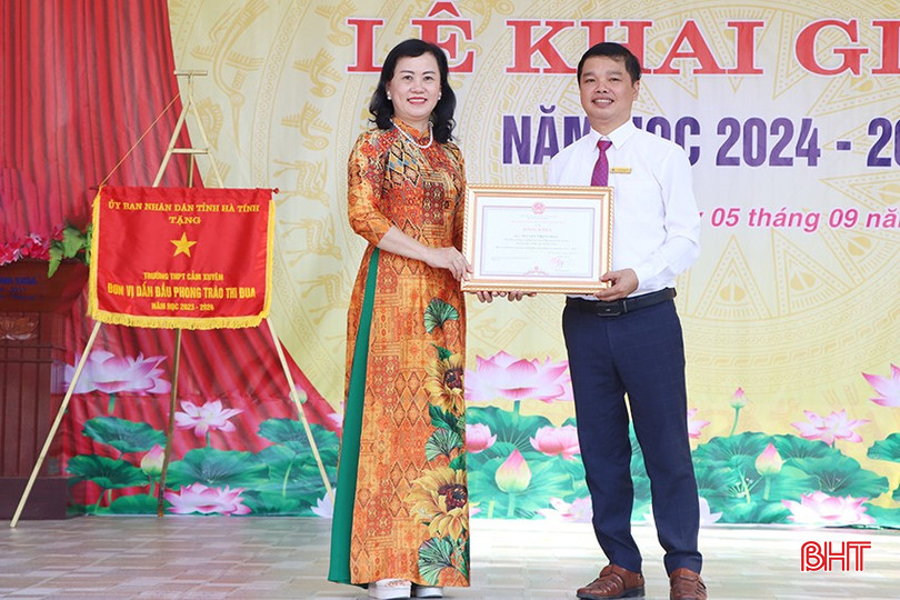Trưởng ban Dân vận Tỉnh ủy Trương Thanh Huyền tặng bằng khen của UBND tỉnh cho thầy giáo Nguyễn Trọng Diệu - Phó hiệu trưởng Trường THPT Cẩm Xuyên.