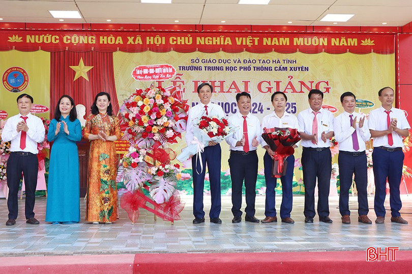 Trưởng ban Dân vận Tỉnh ủy Trương Thanh Huyền, Sở GD&amp;ĐT và lãnh đạo huyện Cẩm Xuyên tặng hoa chúc mừng Trường THPT Cẩm Xuyên khai giảng năm học mới.