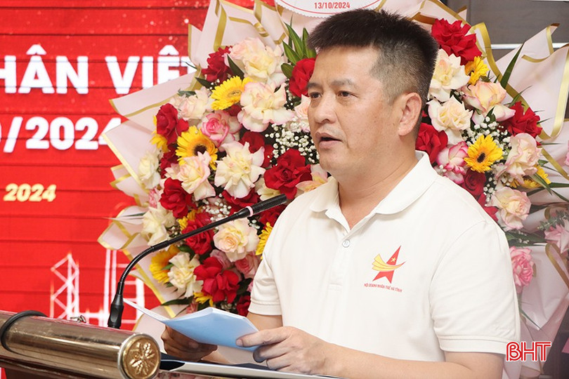 Chủ tịch Hội Doanh nhân trẻ Hà Tĩnh Nguyễn Tiến Trình báo cáo kết quả hoạt động của Hội trong năm 2024.