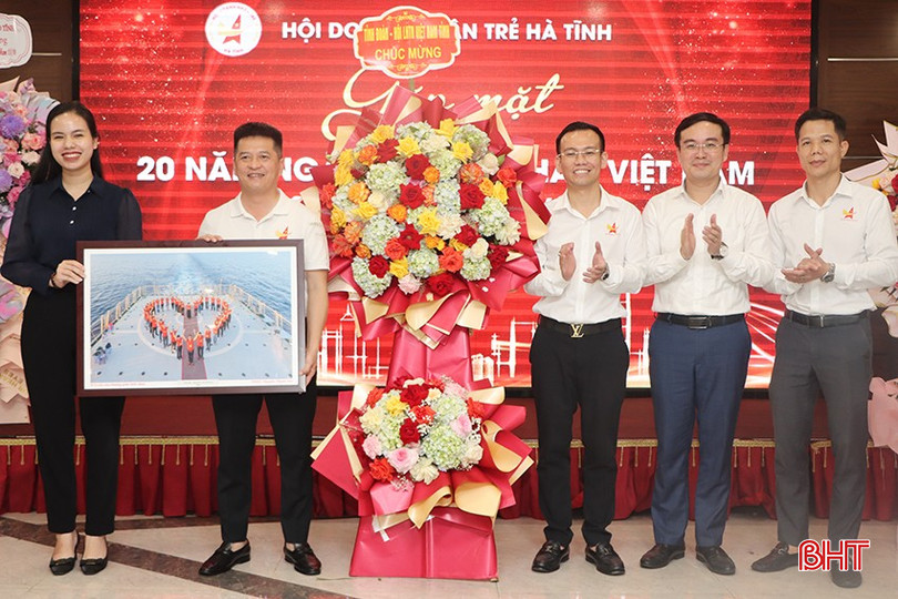 Lãnh đạo Tỉnh đoàn Hà Tĩnh tặng hoa chúc mừng Hội Doanh nhân trẻ Hà Tĩnh.
