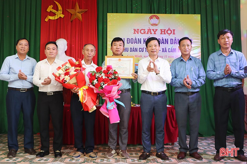Đại diện Đoàn công tác chỉ đạo của Ban Thường vụ Tỉnh ủy tại huyện Cẩm Xuyên và lãnh đạo huyện trao bằng công nhận đạt chuẩn khu dân cư NTM kiểu mẫu năm 2024 cho Ban Công tác mặt trận thôn 4, xã Cẩm Minh.