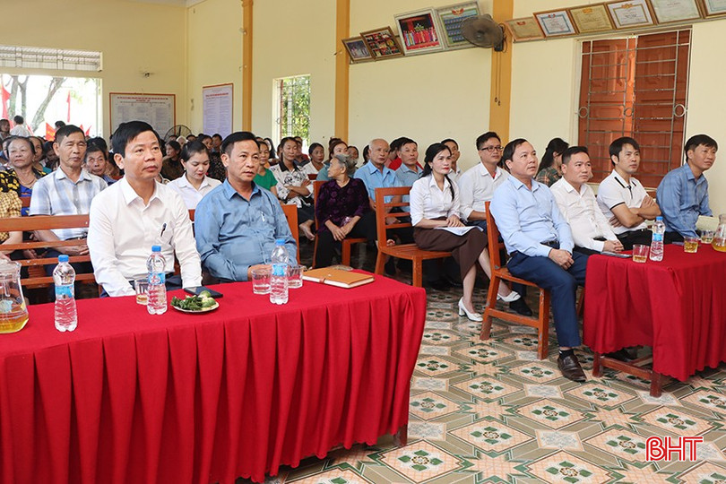Đại biểu tham dự buổi lễ.