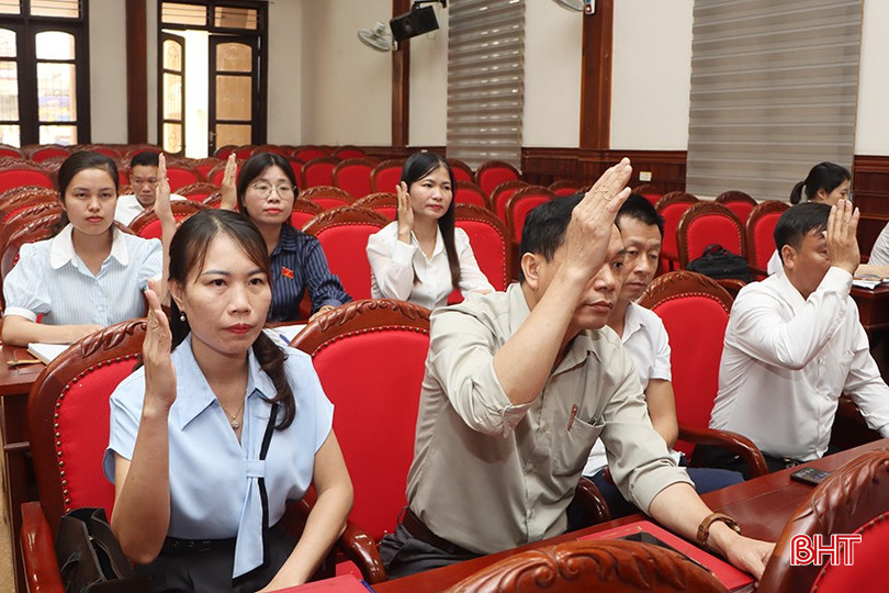 Đại biểu biểu quyết thông qua các nghị quyết.