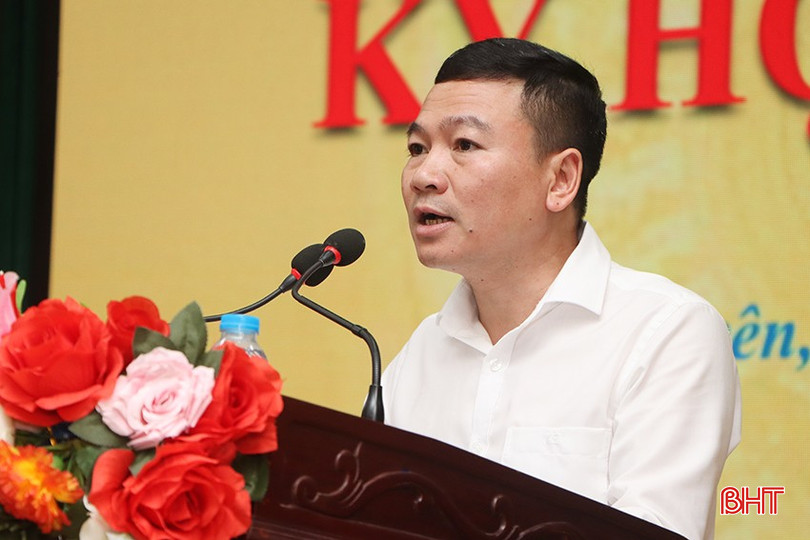 Trưởng phòng Nội vụ huyện Cẩm Xuyên Hoàng Văn Chương báo cáo các nội dung về chủ trương sắp xếp đơn vị hành chính cấp xã năm 2025.
