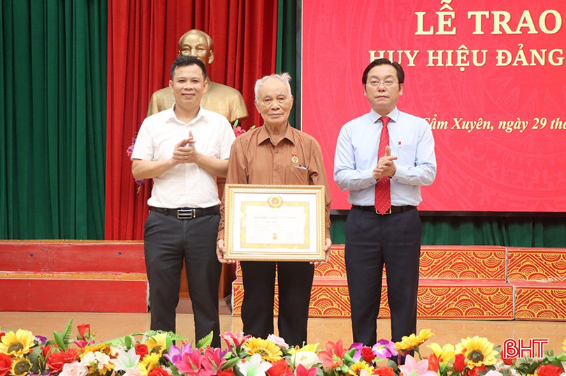 Lãnh đạo xã Cẩm Xuyên trao tặng Huy hiệu 65 năm tuổi Đảng cho đảng viên Trần Quang Vinh ở Chi bộ TDP 7.