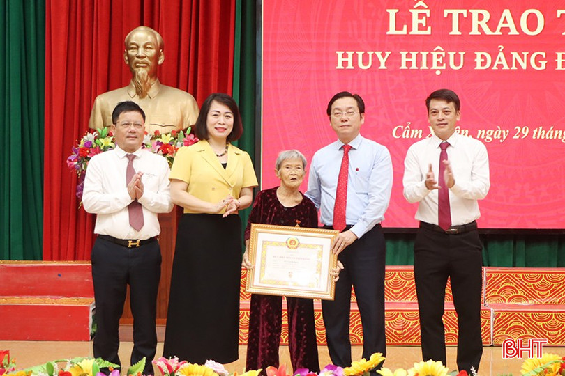 Phó Trưởng ban Tổ chức Tỉnh ủy Phan Thị Tố Hoa và lãnh đạo xã Cẩm Xuyên trao tặng Huy hiệu 80 năm tuổi Đảng cho bà Nguyễn Thị Bổng ở Chi bộ thôn Chi Quan.