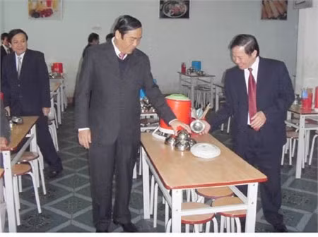Bí Thư Tỉnh ủy Nguyễn Thanh Bình kiểm tra bếp ăn phục vụ học sinh Trường Dân tộc nội trú Hương Khê.