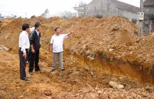 Phó Chủ tịch UBND tinh Võ Kim Cự kiểm tra tiến độ xây dựng Khu tái định cư Kỳ Liên
