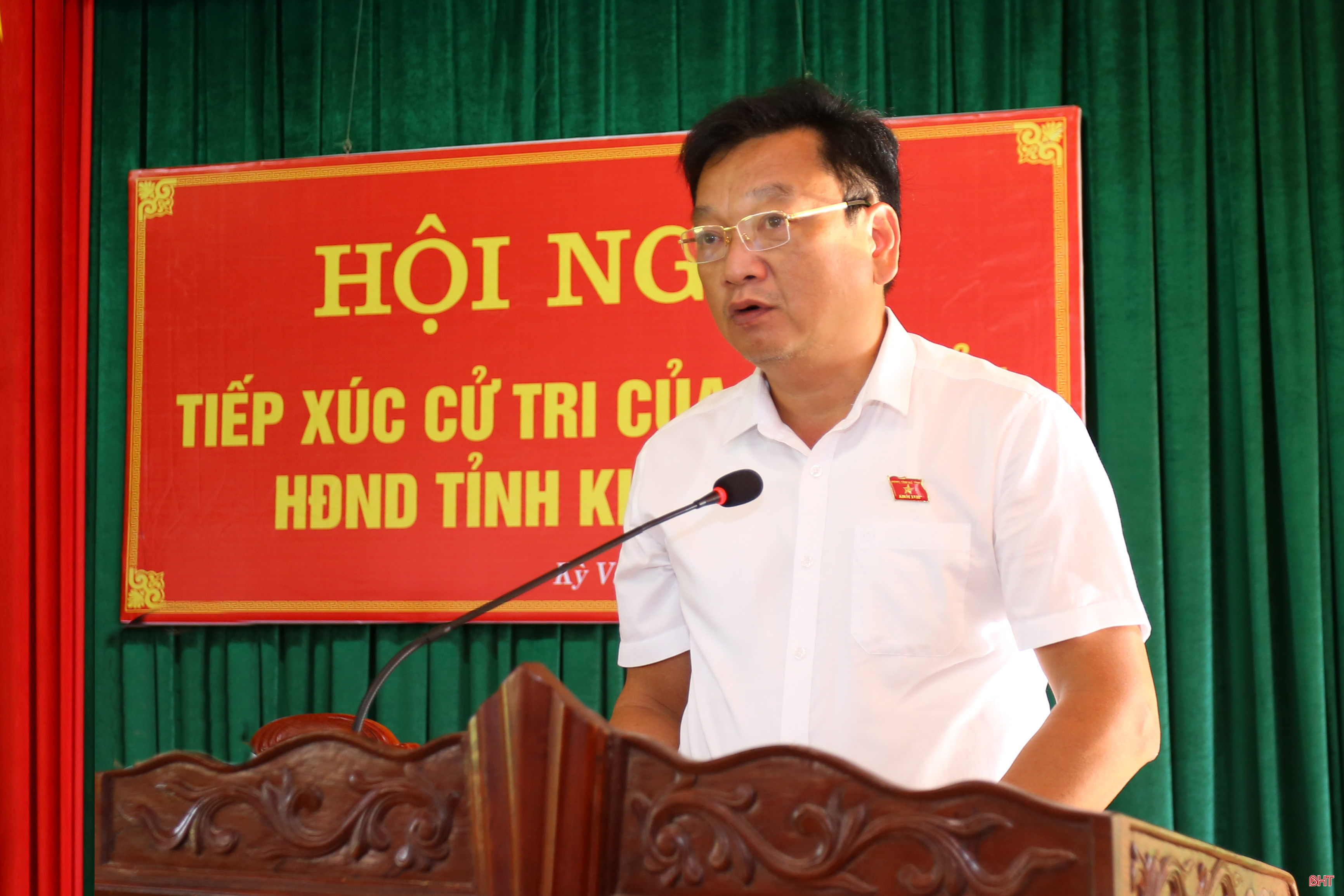 Bí thư Huyện uỷ Kỳ Anh Hồ Huy Thành đại diện Tổ đại biểu HĐND tỉnh bầu tại huyện Kỳ Anh trình bày các báo cáo tại hội nghị.