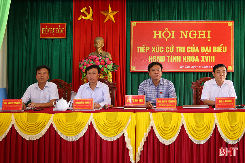 Chủ trì hội nghị.
