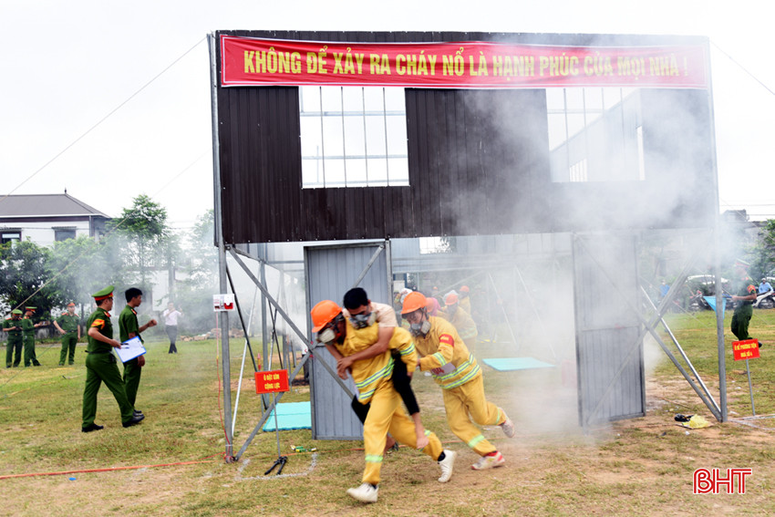 Phần thi thực hành bao gồm các nội dung như: tổ chức chữa cháy; kỹ năng sử dụng công cụ chữa cháy, bình cứu hỏa; kỹ năng cứu người và di chuyển tài sản đối với loại hình nhà ở kết hợp sản xuất, kinh doanh; kỹ năng tổ chức thoát hiểm trong đám cháy; kỹ năng sơ cấp cứu... Trong ảnh: Phần thi thực hành của đội Kỳ Thư.