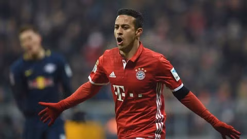 truoc tran bayern arsenal thiago thang hoa ancelotti kho xu