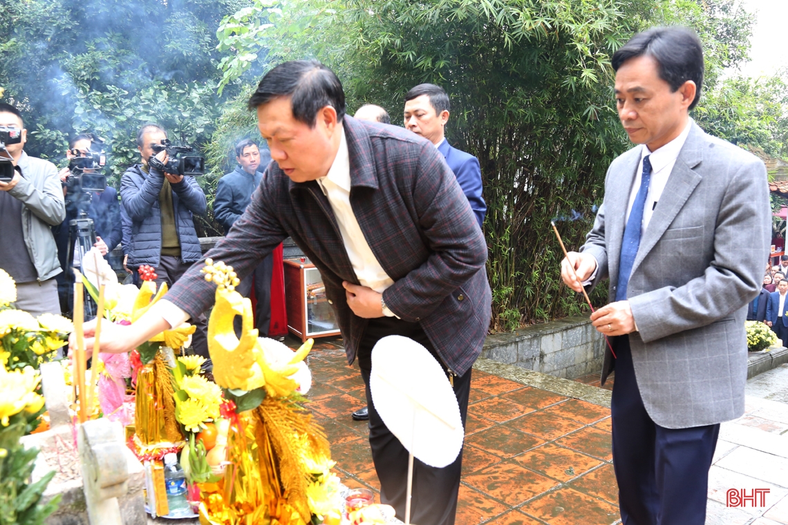 Lãnh đạo Bộ Y tế và tỉnh Hà Tĩnh dâng hương tưởng niệm Đại danh y Hải Thượng Lãn Ông Lê Hữu Trác