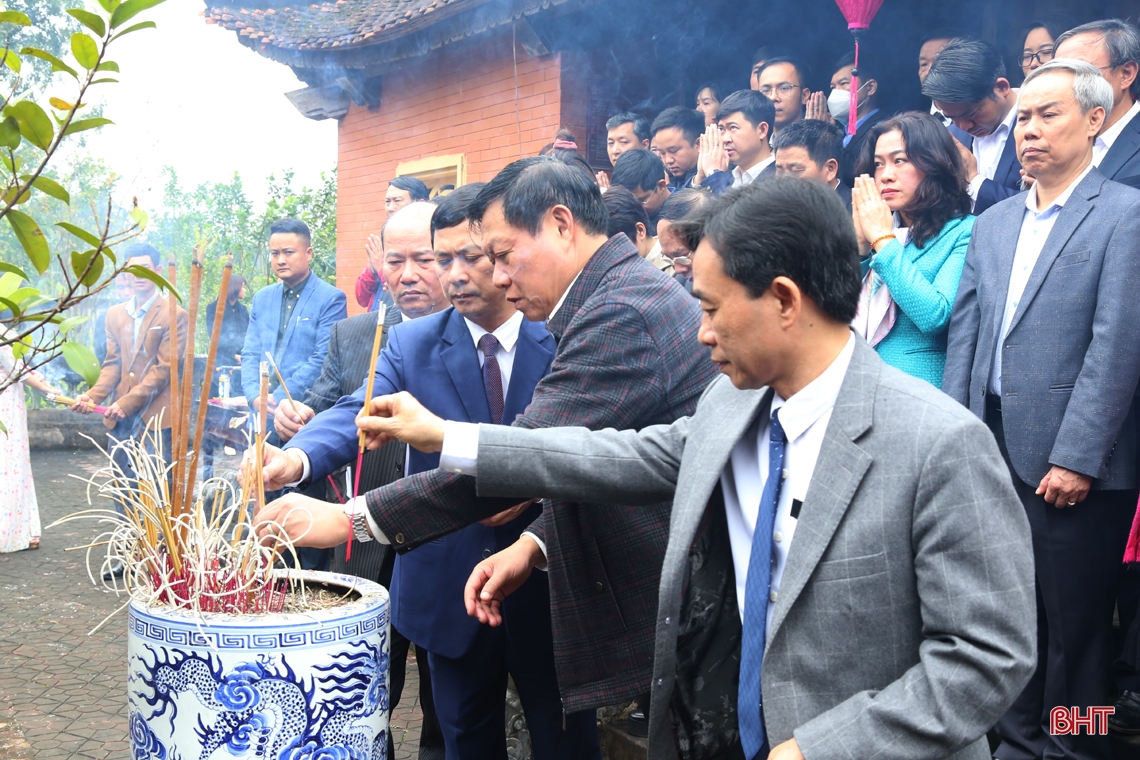 Lãnh đạo Bộ Y tế và tỉnh Hà Tĩnh dâng hương tưởng niệm Đại danh y Hải Thượng Lãn Ông Lê Hữu Trác