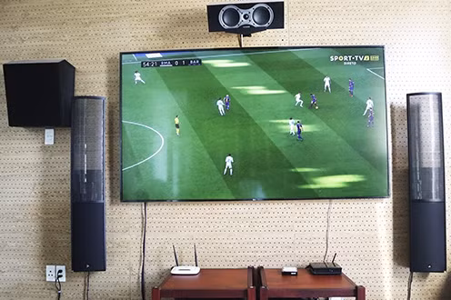 Dân chơi tự lắp màn hình 4K khổ lớn xem bóng đá