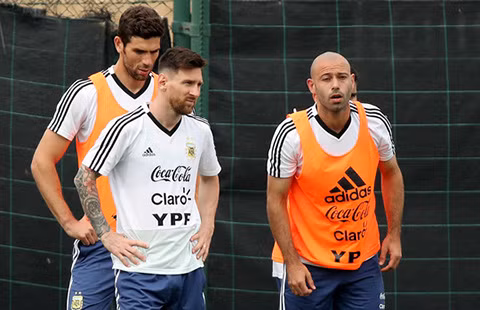 Argentina huỷ giao hữu vì Messi. Lichtsteiner ra mắt Arsenal. Buffon bị treo giò 3 trận