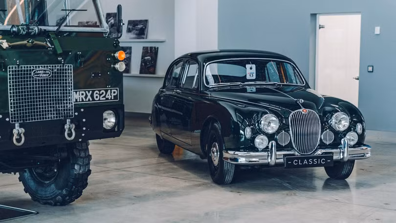 Một vòng trung tâm xe cổ lớn nhất của Jaguar Land Rover