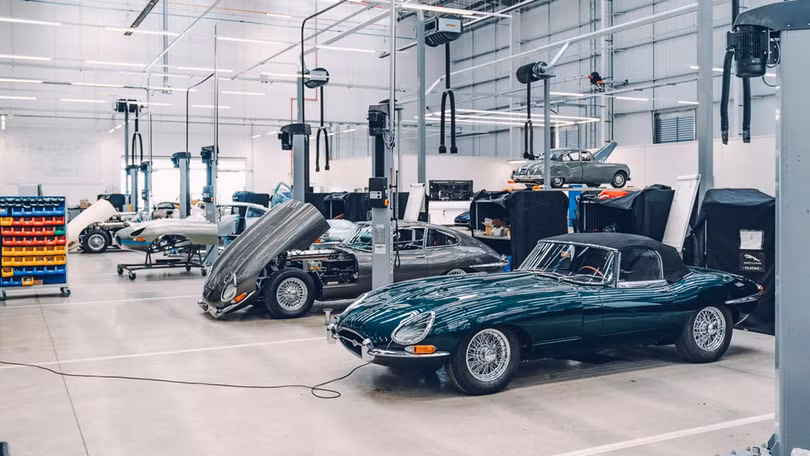 Một vòng trung tâm xe cổ lớn nhất của Jaguar Land Rover