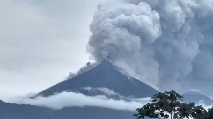 Kinh hoàng núi lửa Guatemala phun trào làm hàng trăm người thương vong