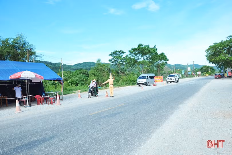 Hà Tĩnh lập chốt ở cửa ngõ phía Tây, kiểm soát chặt phương tiện về từ vùng dịch