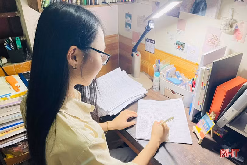Nữ thủ khoa khối C ở Hà Tĩnh: “Bố vất vả nên em phải nỗ lực học thật giỏi”!