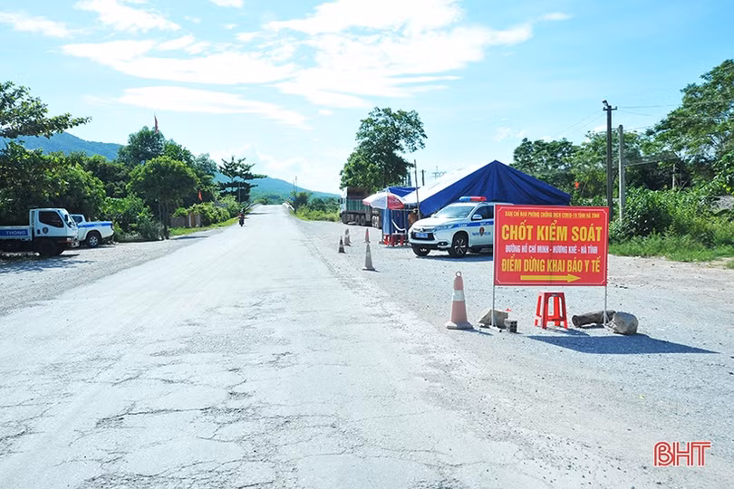 Hà Tĩnh lập chốt ở cửa ngõ phía Tây, kiểm soát chặt phương tiện về từ vùng dịch