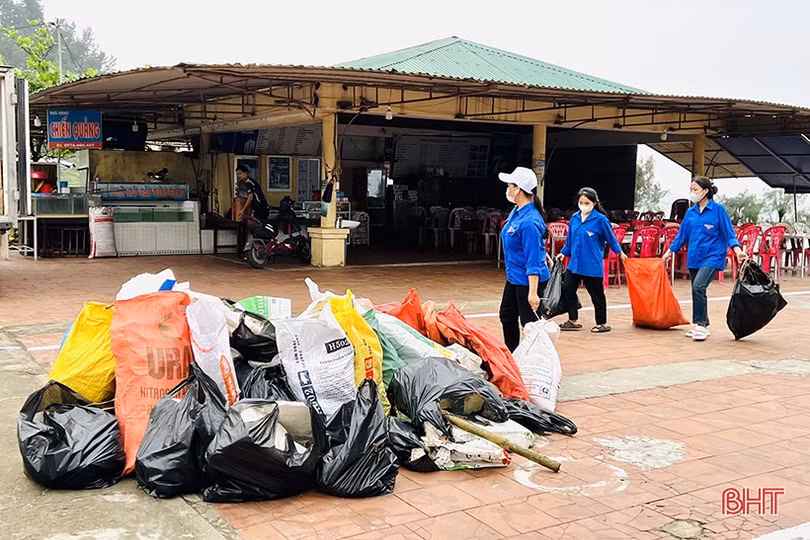 600 đoàn viên, chiến sĩ biên phòng ra quân làm sạch bãi biển Thiên Cầm