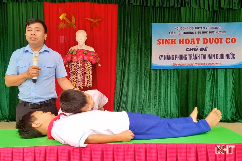 Hướng dẫn học sinh Vũ Quang tránh đuối nước và sơ cứu nạn nhân