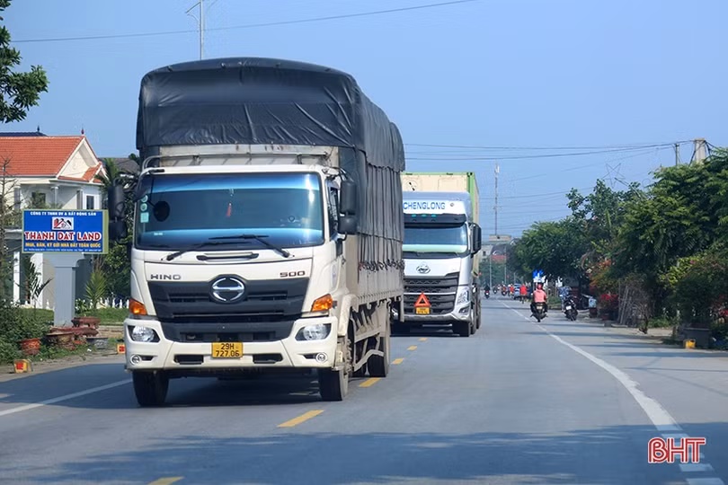 Kiểm tra việc chấp hành an toàn giao thông trên đường ven biển Hà Tĩnh