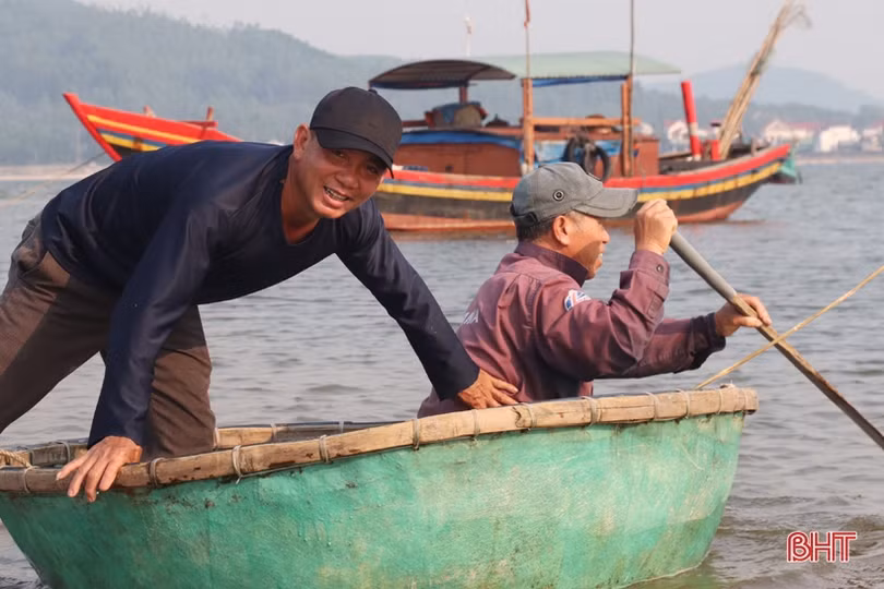 Hải sản đầu mùa du lịch tăng giá, ngư dân Hà Tĩnh phấn khởi vươn khơi