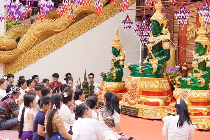 Không khí rộn ràng trước dịp nghỉ tết cổ truyền Bunpimay ở Lào