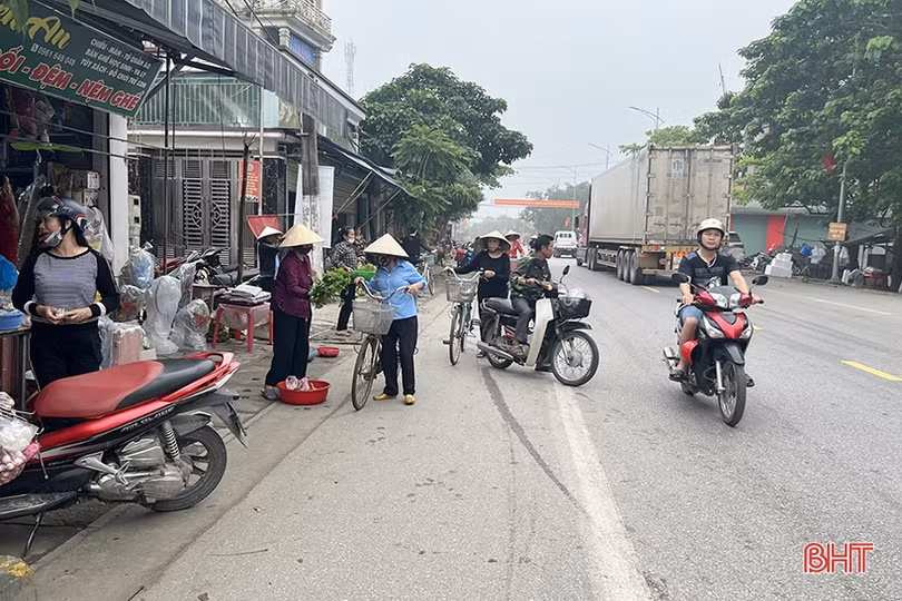 Xử lý tình trạng lấn chiếm lòng, lề đường để kinh doanh ở chợ Cương Gián