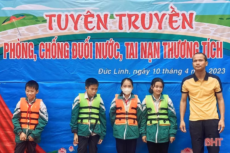 Hướng dẫn học sinh Vũ Quang tránh đuối nước và sơ cứu nạn nhân