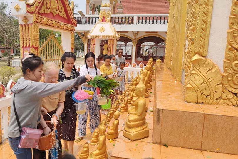 Người dân Lào vui đón tết Bunpimay