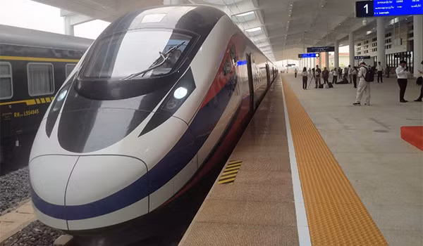 Không khí rộn ràng trước dịp nghỉ tết cổ truyền Bunpimay ở Lào