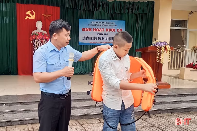 Hướng dẫn học sinh Vũ Quang tránh đuối nước và sơ cứu nạn nhân