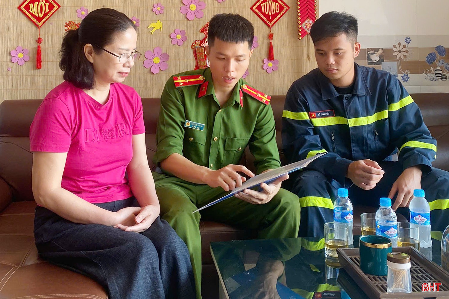 Cán bộ, chiến sĩ Đội CC và CNCH khu vực Hương Sơn tuyên truyền cho người dân về việc chủ động PCCC tại nhà.