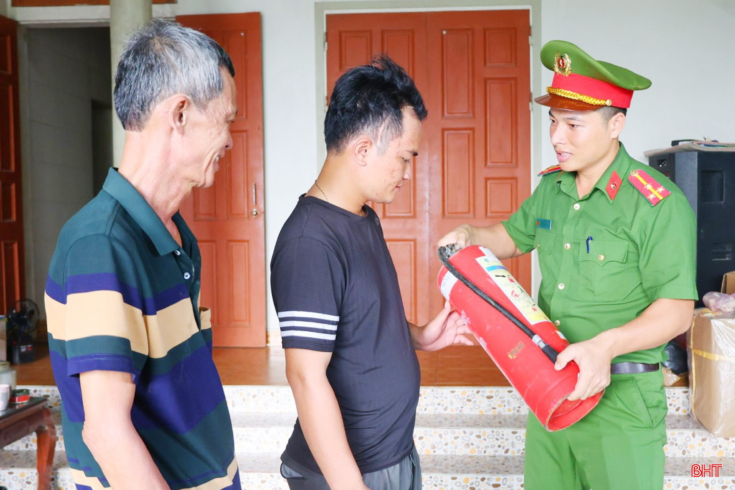 bqbht_br_gia-dinh-ong-truong-doan-binh-ngoai-cung-ben-trai-duoc-can-bo-cong-an-xa-dong-tien-huong-dan-cach-su-dung-binh-chua-chay.jpg