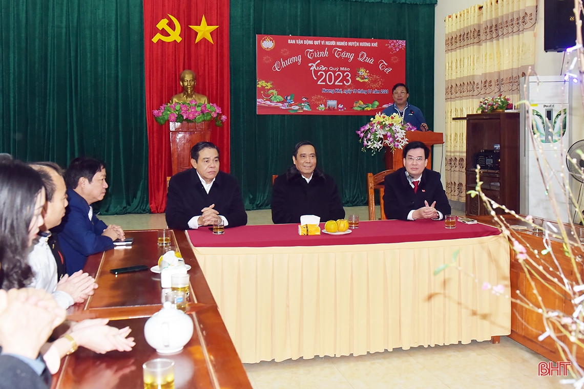 Chủ tịch Hội Người cao tuổi Việt Nam trao quà tết cho người nghèo Hương Khê