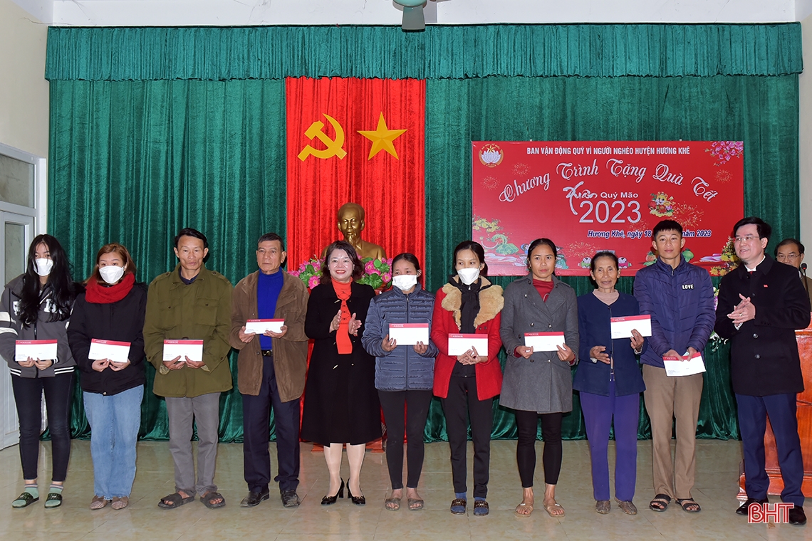 Chủ tịch Hội Người cao tuổi Việt Nam trao quà tết cho người nghèo Hương Khê