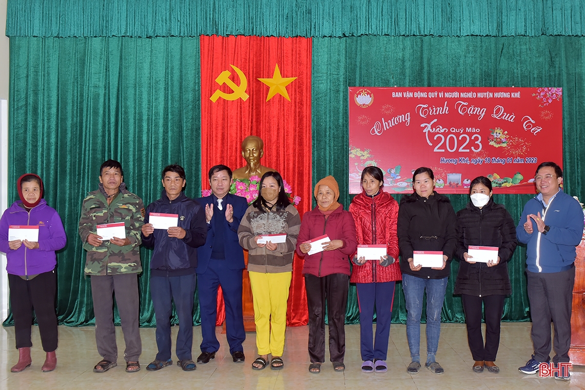 Chủ tịch Hội Người cao tuổi Việt Nam trao quà tết cho người nghèo Hương Khê